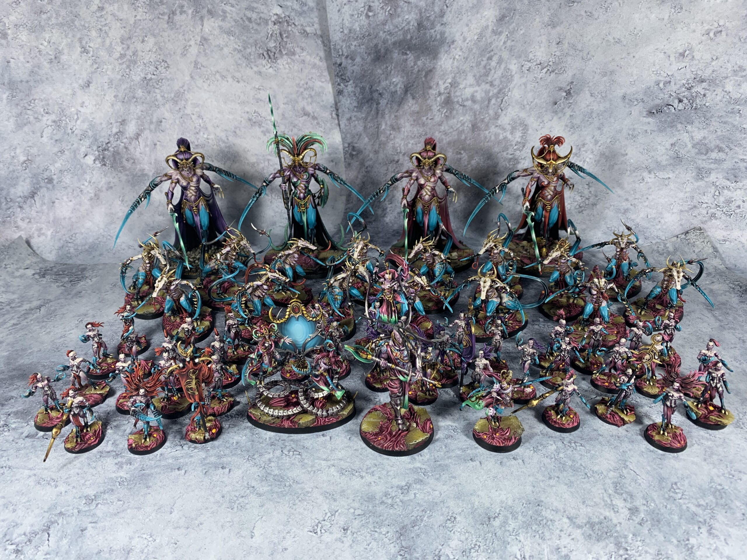 Daemons of Slaanesh in sea blue and pink colours